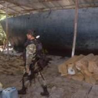 Dos infantes de marina vigilan el submarino en construcción