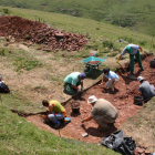 Campaña de excavaciones en la zona asturiana de La Carisa. FERNANDO GEIJO / LA NUEVA ESPAÑA
