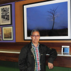 El artista leonés Carlos Pérez Llorente junto a su obra.