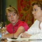 Jody Williams, con la concejala de Patrimonio y presidenta del Jacobeo 2004, Evelia Fernández
