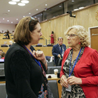 La alcaldesa de Madrid, Manuela Carmena (derecha), habla con una delegada durante su participación en un foro en la sede de la ONU. /