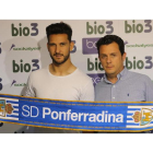 Javier Olmedo, nuevo portero blanquiazul, durante el acto de su presentación junto al consejero delegado de la Deportiva, Eduardo Domínguez. L. DE LA MATA