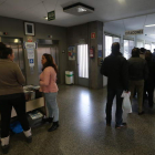 Pacientes del centro de salud de Pico Tuerto en el hall de entrada al mismo. L. DE LA MATA