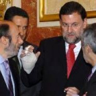 Rajoy charla con otros políticos y les muestra su dedo escayolado