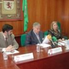 De izquierda a derecha, Ángel Penas, Urbano González y Asunción Cubillas