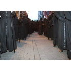 Hermanos de fila de Minerva el año pasado, en la Procesión de la Pasión del Lunes Santo. SECUNDINO PÉREZ