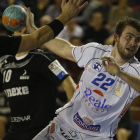 El pivote brasileño, Leonardo Almeida, en una acción de ataque en un partido europeo.