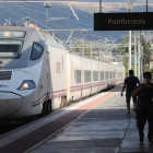 El Alvia Barcelona-Vigo, en 2020 en la estación de Ponferrada. DL