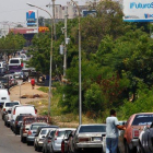 Largas filas de coches para conseguir gasolina en Venezuela.