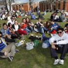 Desde mediodía, los universitarios se fueron concentrando en el entorno de Industriales en la primera espicha de la temporada.