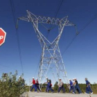 Imagen de la marcha minera bajo un tendido eléctrico.
