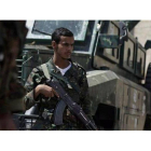 Un soldado vigila la zona de embajadas de Saná tras la cadena de atentados.