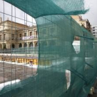 Varios operarios municipales preparan la plaza de San Marcelo para la exposición del 18 de abril