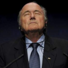 Blatter es acusado por permitir oscuros intereses en la Fifa.