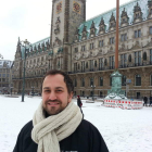 Andrés San José, delante del Ayuntamiento de Hamburgoen un día de nevada.