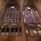 Detalle de las vidrieras que han sido desmontadas para su limpieza en el presbiterio de la Catedral