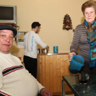 María Teresa Martínez sirve una taza de café a un transeúnte en Calor y Café.