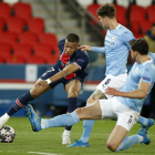 Kylian Mbappe trata de deshacerse de dos contrarios del City en un lance del partido. VALAT
