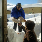 Moreno entrega las medicinas que necesitaba una vecina de Cubillas de Arbas atrapada por la nieve en su casa