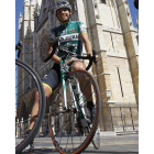 El ciclista leonés Miguel Ángel Benito posa ante la Catedral