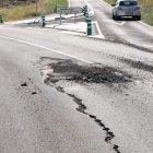 La zona agrietada se encuentra en el cruce a acceso a Barrillos de las Arrimadas.