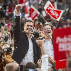 Pedro Sánchez, candidato del PSOE a la presidencia del Gobierno, con Ximo Puig, presidente de la Comunidad Valenciana y secretario general del PSPV-PSOE, en el mítin celebrado en Valencia, este domingo.