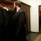 Un abogado se viste en la sala de togas de la Audiencia Provincial de León