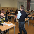 Los alumnos reciben instrucciones antes de comenzar el examen, ayer en León.