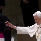 Benedicto XVI hace su primera aparición pública tras anunciar que renuncia a su cargo.