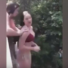 Momento en el que una joven empuja a su supuesta amiga desde un puente a 20 metros de altura.