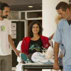 Matilda, la activista italiana de Greenpeace herida, a la salida del hospital.