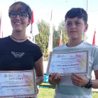 Ainhoa Barragán e Iván Chamorro con sus diplomas. DL