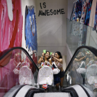 Imagen de unas jóvenes en un centro comercial. RODRIGO JIMÉNEZ
