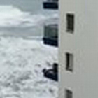 Los olas rompen los balcones de un edificio en Tenerife.
