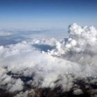 Fotografías facilitadas por la Guardia Costera de Islandia que muestran la erupción del volcán y la