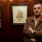 El pintor gallego junto a sus obras en la inauguración de la muestra