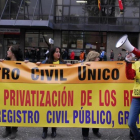 Protesta contra la privatización, ante el Registro Civil de Madrid.