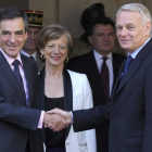 El antiguo primer ministro francés saluda al que ocupará su cargo, Jean-Marc Ayrault.