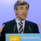 El secretario general del PP, Ángel Acebes, durante la rueda de prensa