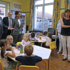 El presidente francés, François Hollande, y la ministra de Educación, Najat Vallaud-Belkacem, visitan la escuela de primaria La Marais, en Pouilly-sur-Serre, cerca de Laon, este martes.