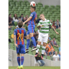 El lateral del Barcelona Aleix Vidal despeja un balón ante Leigh Griffiths. CRONIN