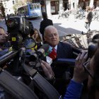 El embajador de Venezuela en España, Mario Isea, a su salida del Ministerio de Exteriores. V. LERENA