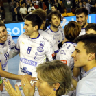 La plantilla del Abanca Ademar feliz al final del partido celebrando el triunfo en el centro de la pista. MARCIANO PÉREZ