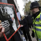 Un manifestante con la portada de la revista «Time» con la fotografía de Assange.