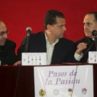 Amilivia, en el centro, junto a Antonio Trobajo, con el que conversa a la derecha