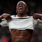 Vinicius Junior, jugador del Real Madrid, abatido al ser sustituido debido a una lesión en el partido donde quedaron eliminados de la Champions por el Ajax.