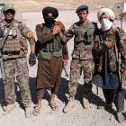 Milicianos talibanes y soldados afganos se dan la mano en una imagen inédita. AMID