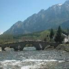 Puente de Lugueros sobre el río Curueño, que riega buena parte de los aledaños de las rutas romanas