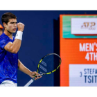 Alcaraz celebra uno de sus puntos ganadores ante Tsitsipas. LESSER