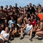 Los hermanos Willy y Juancho Hernangómez posan con los alumnos y alumnas de Pienso en Basket. DL